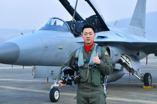 올해 공군 최고의 명사수 '탑건'(Top Gun)에 국산 경공격기 FA-50 조종사 최준상 대위(27·학사 138기)가 선정됐다고 공군이 21일 밝혔다. 사진은 최 대위가 FA-50 앞에서 포즈를 취한 모습.[공군 제공]